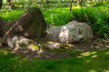 İngiltere, Cornwall 'daki Heligan' ın Kayıp Bahçeleri 'ndeki güzel Çamur Hizmetçisi heykeli..