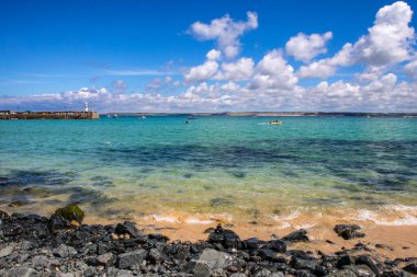 St. Ives, Cornwall 'daki St. Ives körfezinin berrak mavi sularında çarpıcı bir manzara..