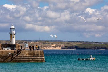 Cornwall, İngiltere - 4 Haziran 2021: Cornwall, İngiltere 'deki St. Ives Limanı manzarası.