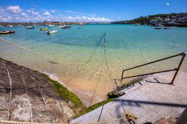İngiltere, Cornwall 'daki St. Ives Limanı' nın berrak mavi sularından güzel bir manzara..
