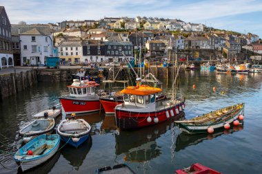 Cornwall, İngiltere - 31 Mayıs 2021: İngiltere 'nin Cornwall kentindeki tarihi balıkçı köyü Mevagissey limanı.