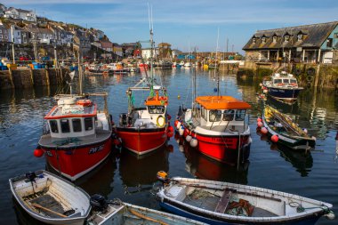 Cornwall, İngiltere - 31 Mayıs 2021: İngiltere 'nin Cornwall kentindeki tarihi balıkçı köyü Mevagissey limanı.