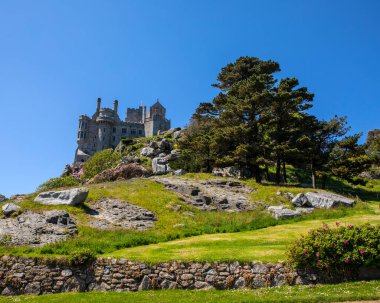 İngiltere 'nin Cornwall kentindeki St. Michaels Dağı' ndaki St. Michael kilisesi ve şatosu..
