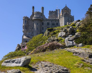 İngiltere 'nin Cornwall kentindeki St. Michaels Dağı' ndaki St. Michael kilisesi ve şatosu..