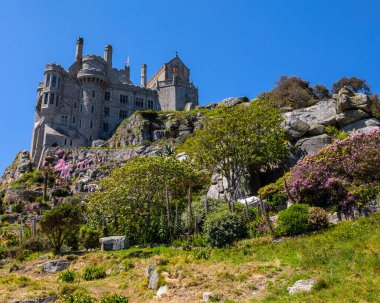 İngiltere 'nin Cornwall kentindeki St. Michaels Dağı' ndaki St. Michael kilisesi ve şatosu..