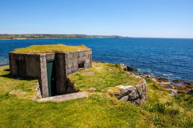 İngiltere 'nin Cornwall kentindeki St. Michaels Dağı' nda bulunan İkinci Dünya Savaşı Hapları Kutusu..  