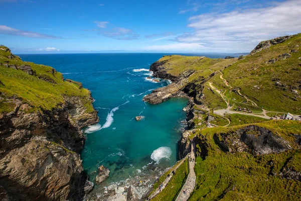 Ngiltere Nin Cornwall Kentindeki Tintagel Kalesi Ndeki Yaya Köprüsünün Çarpıcı — Stok fotoğraf