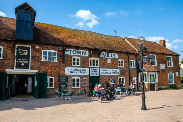 Andover, İngiltere - 29 Mayıs 2021: Hampshire, İngiltere 'deki güzel Town Mills binasının manzarası. Bina artık bir halka açık ev ve restoran..