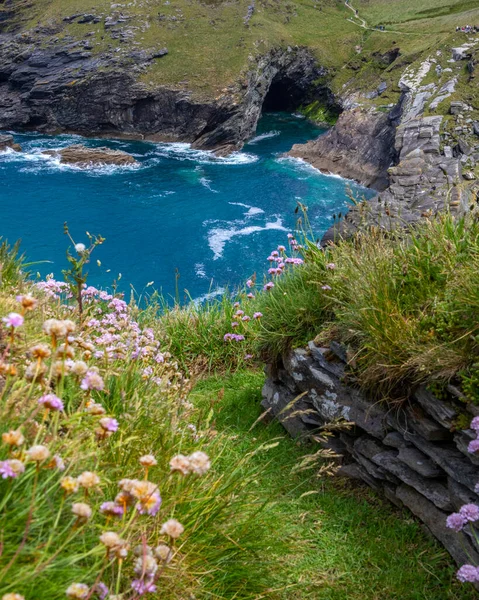 Ngiltere Cornwall Daki Çarpıcı Bir Mağaranın Tintagel Kalesi Manzarası — Stok fotoğraf