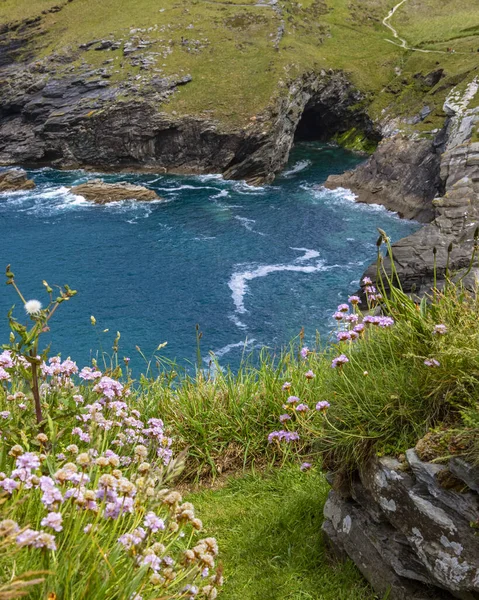 Ngiltere Cornwall Daki Çarpıcı Bir Mağaranın Tintagel Kalesi Manzarası — Stok fotoğraf