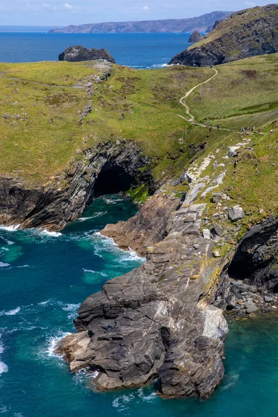 Pohled Hradu Tintagel Ohromující Jeskyni Cornwallu Velká Británie — Stock fotografie