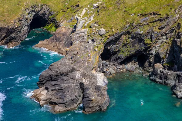 Ngiltere Cornwall Daki Çarpıcı Mağaraların Tintagel Kalesi Manzarası — Stok fotoğraf