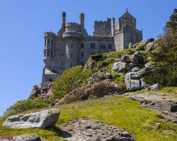 İngiltere 'nin Cornwall kentindeki St. Michaels Dağı' ndaki St. Michael kilisesi ve şatosu..