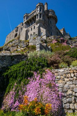 Şato ve bahçeleri Cornwall, İngiltere 'deki tarihi St. Michaels Dağı' nda..