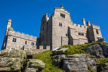 Cornwall, İngiltere - 1 Haziran 2021: İngiltere 'nin Cornwall kentindeki St. Michaels Dağı' nın tepesindeki çarpıcı kale binası.
