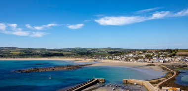 İngiltere 'nin Cornwall kentindeki St. Michaels Dağı' ndaki şatonun çarpıcı panoramik manzarası, St. Michaels Mount limanına, geçide ve Marazion kasabasına bakıyor..
