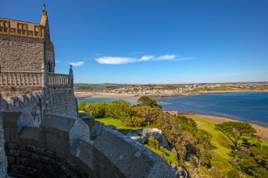 Cornwall, İngiltere - 1 Haziran 2021: Cornwall, İngiltere 'deki St. Michaels Dağı' nın kale yerleşimlerinden çarpıcı manzara. Marazion kasabası uzaklardan görülebilir..