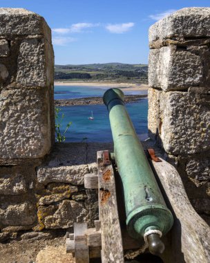Cornwall, İngiltere - 1 Haziran 2021: Cornwall, İngiltere 'deki St. Michaels Dağı' ndaki kalenin siperlerinde bir top.