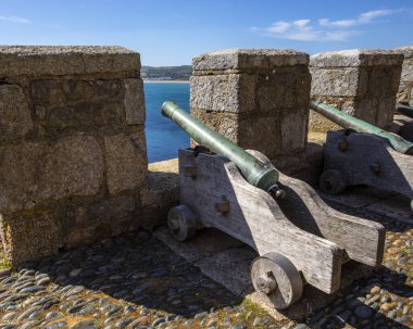 İngiltere, Cornwall 'daki St. Michaels Dağı' ndaki kalenin siperlerindeki toplar..