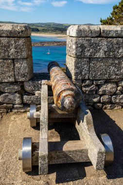 Cornwall, İngiltere - 1 Haziran 2021: Cornwall, İngiltere 'deki St. Michaels Dağı' ndaki kalenin siperlerinde bir top.