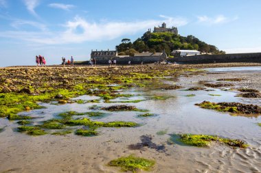 Cornwall, İngiltere - 1 Haziran 2021: Birleşik Krallık 'ın Cornwall kentindeki tarihi St. Michaels Dağı' na doğru Mounts Körfezi 'nin güzel manzarası.