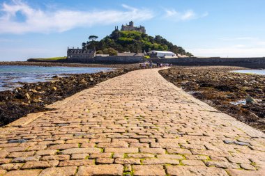 Cornwall, İngiltere - 1 Haziran 2021: Cornwall, İngiltere 'deki St. Michaels Mount' a giden geçitin çarpıcı manzarası.