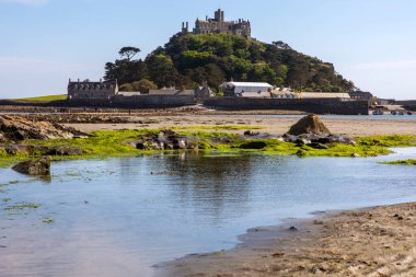 Mounts Körfezi 'nden Cornwall, İngiltere' deki tarihi St. Michaels Dağı 'na doğru güzel bir manzara..