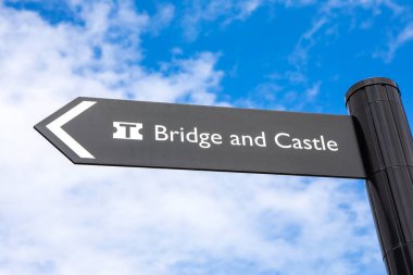 Ziyaretçiyi Cornwall, İngiltere 'deki Tintagel' de bulunan Köprü ve Kale 'ye yönlendiren bir işaret..