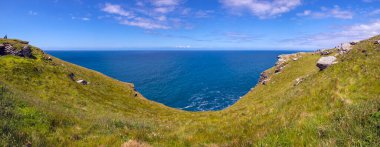 Cornwall, İngiltere - 3 Haziran 2021: İngiltere 'nin Cornwall kentindeki Tintagel Kalesi' nden Atlantik Okyanusuna bakan çarpıcı panoramik manzara.