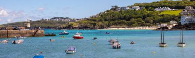 Cornwall, İngiltere - 4 Haziran 2021: İngiltere 'nin Cornwall kentindeki St. Ives Limanı ve Portminster Sahili manzarası.