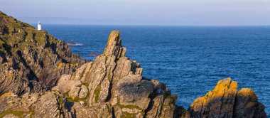 İngiltere 'nin Cornwall kentindeki Polperro balıkçı köyündeki Spy House Point Deniz Feneri' nin panoramik bir görüntüsü..