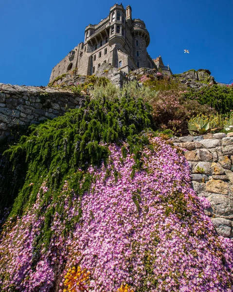 这座城堡及其花园座落于英国康沃尔的历史名城米迦勒山 — 图库照片