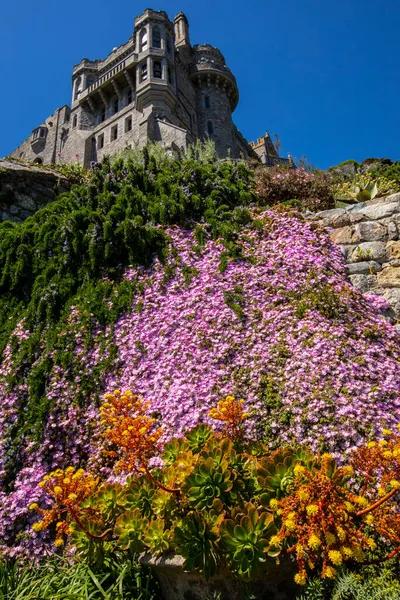 这座城堡及其花园座落于英国康沃尔的历史名城米迦勒山 — 图库照片