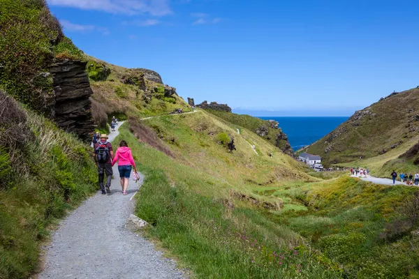 Cornwall Velká Británie Června 2021 Turisté Kráčející Místu Hradu Tintagel — Stock fotografie