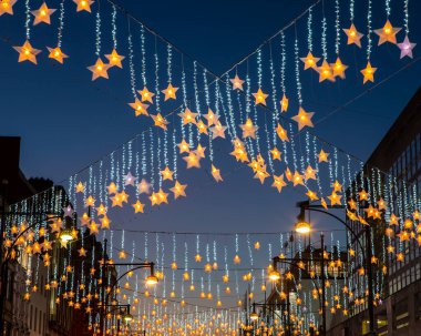 Londra, İngiltere - 2 Aralık 2021: Londra, İngiltere 'de Oxford Caddesi' ndeki güzel Noel ışıkları.
