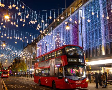 Londra, İngiltere - 2 Aralık 2021: Londra, İngiltere 'de Oxford Caddesi' ndeki güzel Noel ışıkları.