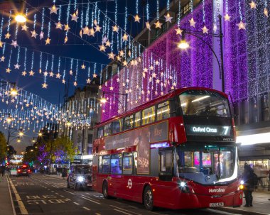 Londra, İngiltere - 2 Aralık 2021: Londra, İngiltere 'de Oxford Caddesi' ndeki güzel Noel ışıkları.