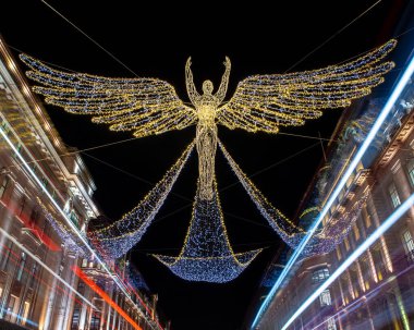 Londra, İngiltere - Aralık 2021: Londra 'daki Regent Caddesi' ndeki güzel Noel ışıkları.