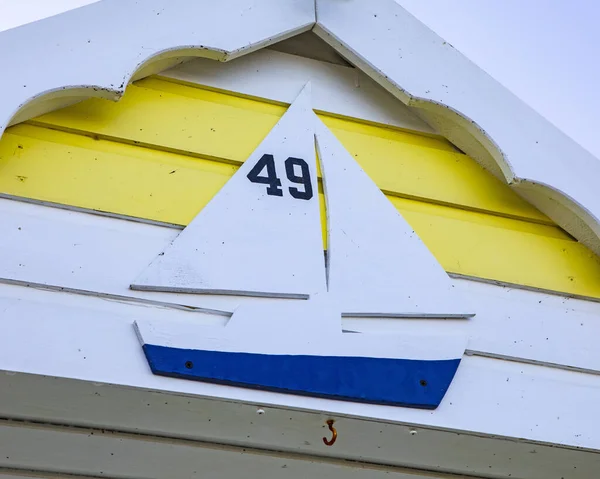 英国克罗默 2022年1月22日 在一艘游艇的背景下 在英国诺福克的一个海滨小镇克罗默 Cromer 的海滩小屋 Beach Hut 上对一个小屋编号进行了特写 — 图库照片