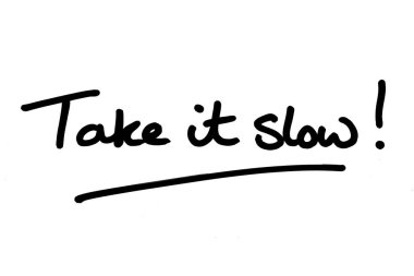 Ağırdan al! Beyaz bir arkaplanda el yazısı.