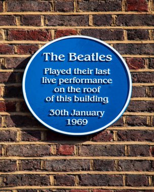 Londra, İngiltere - 8 Mart 2022: Londra 'nın Mayfair kentinde Savile Row' da The Beatles 'ın 30 Ocak 1969' da son canlı performansının gerçekleştiği plaket.