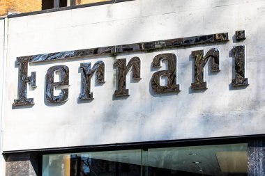 Londra, İngiltere - 8 Mart 2022: Ferrari logosu Londra, İngiltere 'deki galerilerinden birinin girişinin üstünde. Ferrari bir İtalyan lüks spor araba üreticisi..