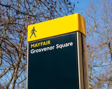 Londra, İngiltere - 8 Mart 2022: Londra 'nın Mayfair bölgesinde Grosvenor Meydanı' nda bir tabela direği.