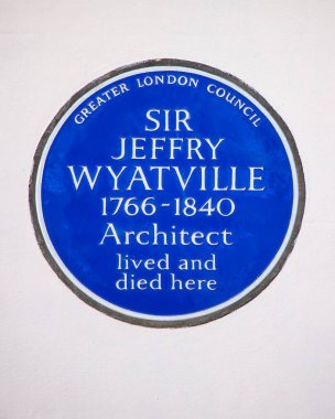 Londra, İngiltere - 8 Mart 2022: Ünlü mimar Sir Jeffry Wyatville 'in Londra Mayfair bölgesinde Brook Caddesi' nde yaşadığı ve öldüğü yeri gösteren bir plaket.
