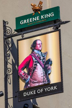 Londra, İngiltere - 8 Mart 2022: Londra 'nın Mayfair bölgesinde Dering Caddesi' ndeki York Dükü 'nün girişinde asılı geleneksel bar tabelası.