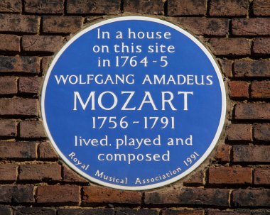 Londra, İngiltere - 8 Mart 2022: Soho, Londra 'da Frith Caddesi' ndeki bir binanın dış kısmında Wolfgang Amadeus Mozart 'ın bir zamanlar yaşadığı, çaldığı ve bestelediği yeri gösteren mavi bir plaket.