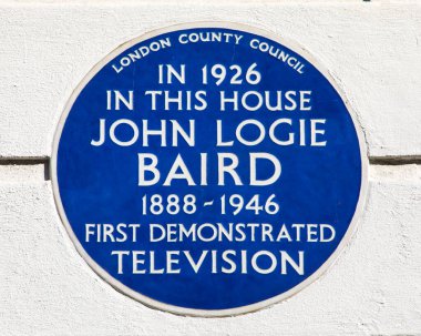 Londra, İngiltere - 8 Mart 2022: Soho, Londra, İngiltere 'de Frith Caddesi' nde bulunan mavi bir plaket, 1926 yılında John Logie Baird 'in ilk kez televizyon gösteriminde bulunduğu yeri gösteriyor..