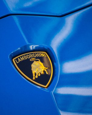 Londra, İngiltere - 8 Mart 2022: Spor arabalarından birinde Lamborghini rozetinin yakın çekimi.