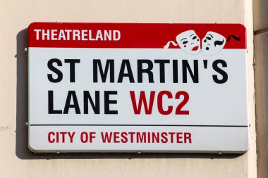 Londra, İngiltere - 8 Mart 2022: Londra, İngiltere 'nin batı ucunda yer alan tarihi St. Martins Yolu sokak tabelası.