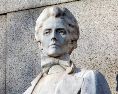 Londra, İngiltere - 8 Mart 2022: Edith Cavell Memorial, Londra, İngiltere. Cavell, Birinci Dünya Savaşı sırasında ayrımcılık yapmadan her iki taraftan da askerlerin hayatını kurtardığı için ünlü bir İngiliz hemşireydi..